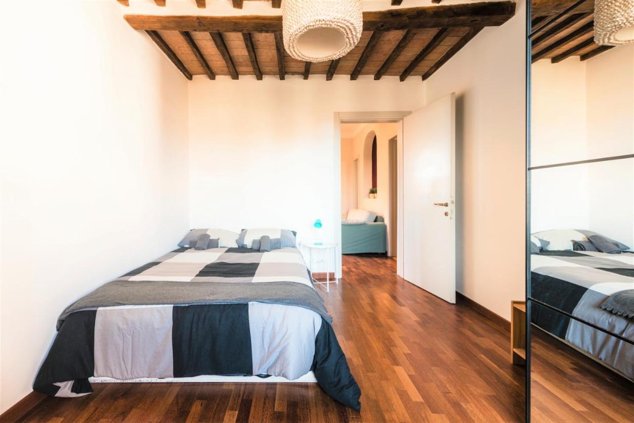 Hostly - La Pera Suite Apartment - 2 Bedrooms, Full Center بيزا المظهر الخارجي الصورة